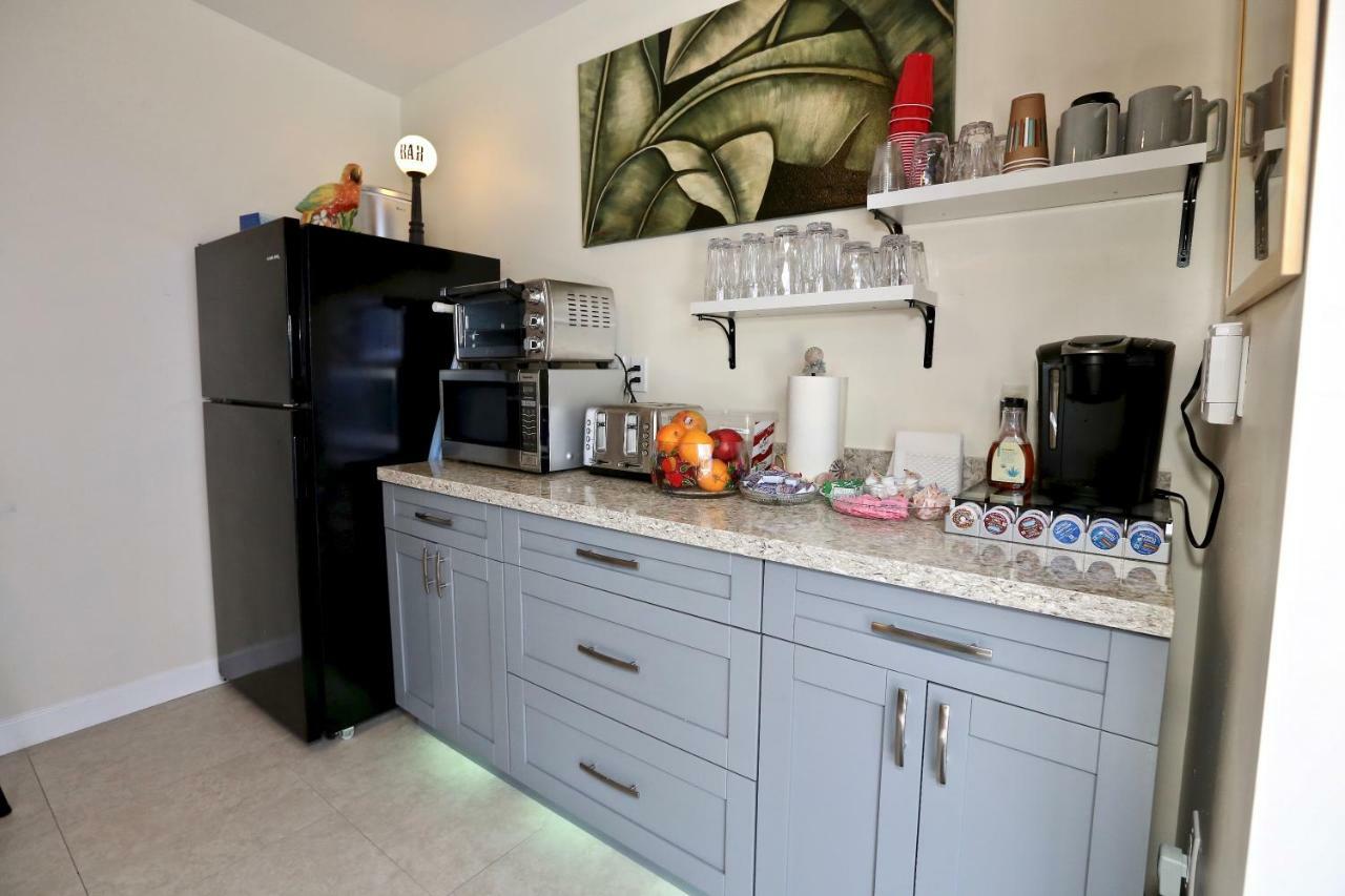 Fantasy Island Inn, Caters To Men Wilton Manors Экстерьер фото
